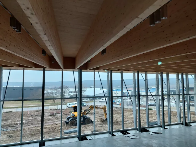 Irodaház és bemutatóterem gerendás CLT-födémmel – Gödöllő